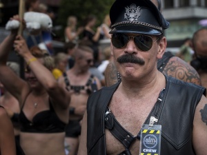 Znana fotograf odmówiła robienia zdjęć parom LGBT. Burza w mediach, będzie głośny proces