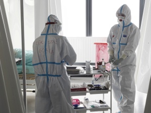 749 osób zmarło w ciągu ostatniej doby w związku z COVID-19. Nowy raport Ministerstwa Zdrowia