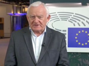Miller: „Ludzie w tym samolocie dzielili się na tych, którzy…”. Internauci: „Obrzydliwe dzielenie ofiar”