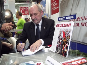 Materiały wybuchowe potwierdzone. Macierewicz o raporcie: materiał dowodowy zostanie przekazany prokuraturze