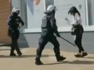 [video] Szarpała policjanta. Nie reagowała na wezwania. Policjant użył pałki wobec protestującej kobiety