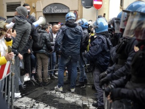 Protest branży gastro we Włoszech. Rzucali w policję petardami