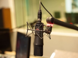 Wypier***j, kur*a wstydu nie masz propagandówo. Znany dziennikarz radiowy wysyła hejterskie wiadomości