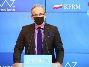 Kiedy wystartują szczepienia w zakładach pracy i czy nie warto szczepić najpierw pracowników mających dużą styczność z ludźmi? Min. zdrowia odpowiada na pytanie Tysol.pl