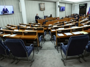 Senatorowie PiS opuścili salę w czasie wystąpienia Adama Bodnara