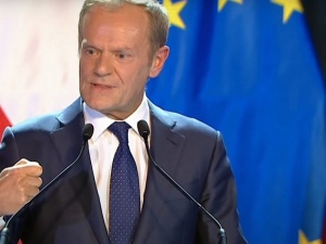 Polska i Węgry biją tragiczne rekordy zachorowań i zgonów. Tusk atakuje nieliberalne demokracje