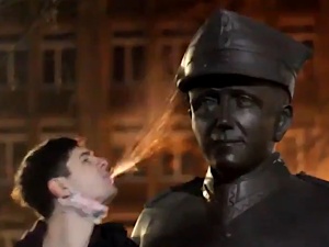 [video] Wpie.dalać!. Aktywista LGBT opluł pomniki Łupaszki i Lalusia - Zamierzamy postawić go przed sądem
