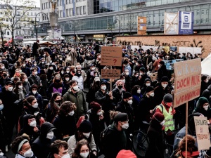 Berlin: Wielotysięczna manifestacja przeciwko orzeczeniu TK. To szaleństwo