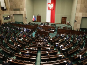 [SONDAŻ] PiS liderem, ale bez większości w Sejmie. Najwięcej zyskuje Hołownia