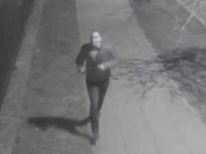 Warszawa: Rozpoznajesz tego mężczyznę? Kilkukrotnie ranił kobietę nożem i uciekł