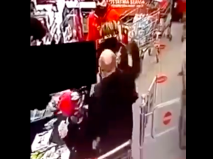 [WIDEO] Leszno: Uderzył kobietę w sklepie. Miała mu zwrócić uwagę na brak maseczki
