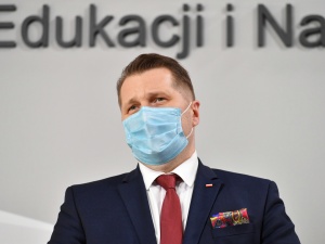 Minister edukacji chce żeby uczniowie chodzili na religię LUB ETYKĘ. Aktywiści lewicy: Fundamentalista!