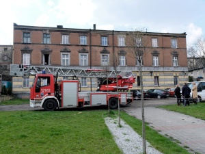 Inowrocław: 28-latek wtargnął w nocy na komendę policji i próbował ją spalić. Rozlał jakąś ciecz i podpalił ją