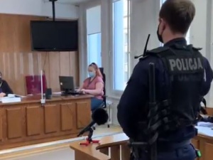 [video] Ty pislicyjna kur*o, Ty ch**u. Szokujące zeznania policjanta ws. Babci Kasi