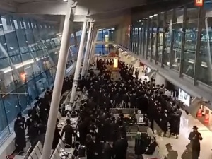 [video] Bulwersujące nagranie z Lotniska Chopina. Tłum Żydów tańczy i śpiewa łamiąc obostrzenia