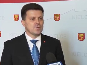[video] Pan się dobrze czuje, czy nie rozumie co do pana mówię?. Występ kieleckiego urzędnika przed kamerą TVP3 hitem sieci