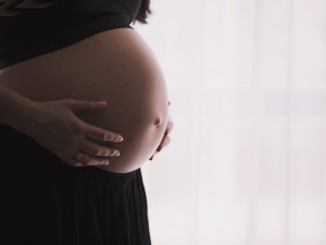 Szczepienia dla kobiet w ciąży przeciw COVID-19? Ekspert wyjaśnia