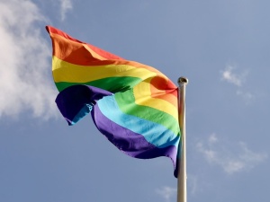 Ten europejski kraj wprowadził zakaz eksponowania symboli LGBT na stadionach piłkarskich