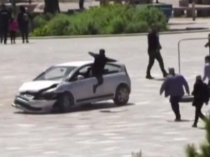 [video] Szokujące sceny w centrum miasta. Przechodzień wskoczył przez okno do samochodu, aby zatrzymać niebezpiecznego kierowcę