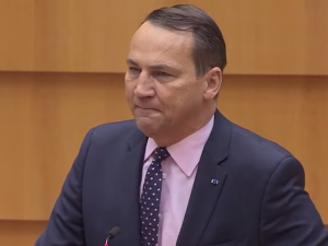 Sikorski o Smoleńsku? Cytuje kłamliwe hasło, któremu przygląda się Prokuratura