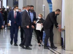 [video] Awantura w Sejmie. Iwona Hartwich blokowała przejście premierowi Morawieckiemu. Pan kłamie!