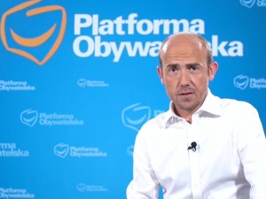 [FOTO] Borys Budka na antenie TVN z flagą Monako w klapie