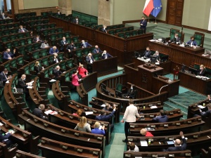 [NOWY SONDAŻ] Wzrost poparcia dla PiS i Hołowni. KO ma problem