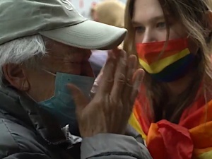 [video] Niesamowite. Tęczowa aktywistka przeszkadzała modlącym się ludziom. Jedna ze staruszek sprawiła, że przestała