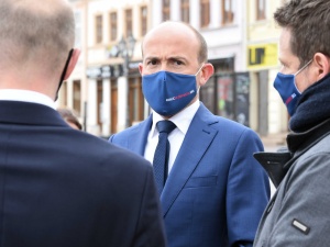 Biedroń uderza w Budkę. „Zachowywał się jak chłopiec w krótkich spodenkach”