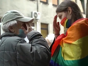 Internauci sprawdzili, czy film ze starszą panią zdobywającą serce aktywistki LGBT to nie ustawka. Oto efekt