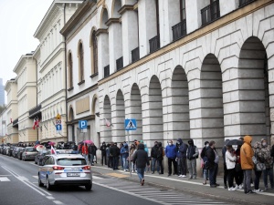 Warszawa: Gigantyczne kolejki do mobilnych punktów szczepień. „Przyszłam około 5:30”