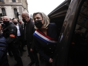 Francja na 1 maja. Le Pen składa wieniec pod pomnikiem d’Arc
