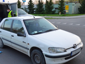 Okrucieństwo w Chełmie. Ciągnął psa za samochodem, zwierzę skonało