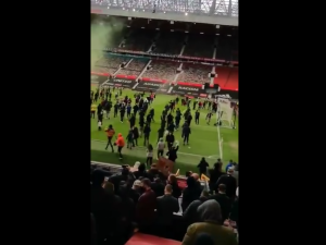 Szlagier ligi angielskiej przełożony! Kibice wdarli się na boisko [WIDEO] 