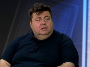 Coraz częściej jest świadomy, odwiedzają go bliscy. Nowe informacje o stanie zdrowia Piotra Semki