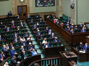 [SONDAŻ] Zjednoczona Prawica niezmiennie liderem. W Sejmie tylko pięć partii