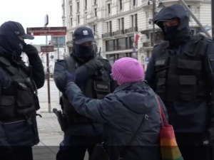 Jest kolejny akt oskarżenia przeciwko Babci Kasi. Miała szarpać, kopać, odpychać i znieważać policjantów
