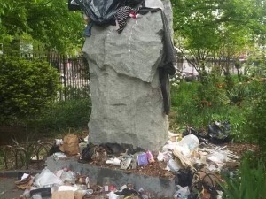 Na głowę założono czarny worek, z którego wysypały się śmieci. Znowu zdewastowano pomnik ks. Popiełuszki