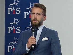 Ma większą łączność z telewizjami niż z klubem PiS. Fogiel dosadnie o senatorze PiS