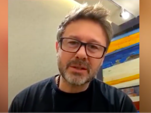 „Wygrywają wybory strasząc gejami i Żydami”. Piaseczny uderza w PiS
