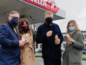 Teraz obiad u Przyłębskiej? Politycy Lewicy zrobili sobie zdjęcie z hot dogami na Orlenie. Histeria w sieci