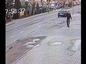 [WIDEO] Kierowca ujrzał polską flagę leżącą na ziemi. Jego reakcja wzbudziła podziw internautów