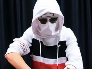 Znany youtuber poniżał niepełnosprawnego. Sąd zdecydował: Kamerzysta zostanie dłużej w areszcie