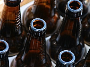 Czy można pić alkohol po szczepieniu przeciw COVID-19? Jest odpowiedź ministra zdrowia