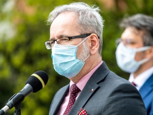 Minister zdrowia: Od kolejnej soboty będziemy mogli zdjąć już maseczki