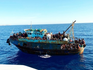 Włochy. Ponad 1400 migrantów przypłynęło od rana na Lampedusę. Pilna narada rządu