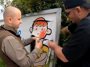 [video] Dariusz Matecki naprawia baner... organizacji LGBT. Zobacz o co chodzi