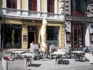 Duże zmiany od dziś! Nie trzeba nosić maseczek na zewnątrz. Czynne ogródki restauracyjne