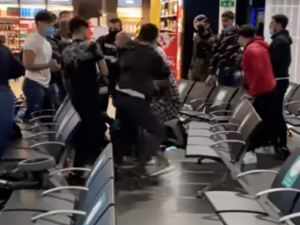 [Video] Szokujące sceny na lotnisku. Potężna bójka, polała się krew