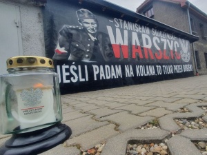Znicz premiera płonie przed muralem Warszyca już dwa miesiące. Ale w mieście współrządzonym przez PiS, urzędnicy torpedują nazwanie promenady imieniem niezłomnego generała